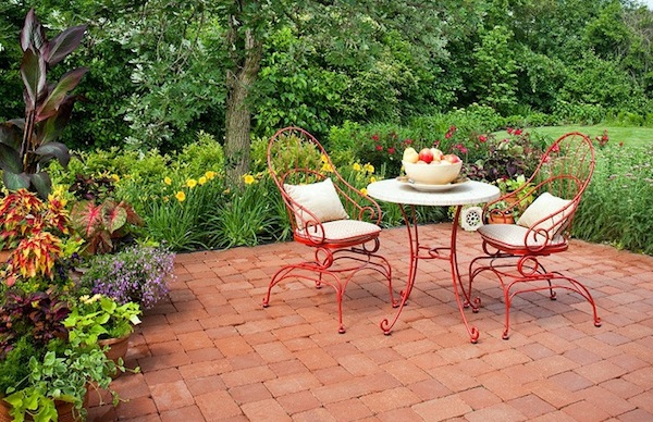 Preiswerte Gartenmöbel im Außenbereich metallisch rot kissen