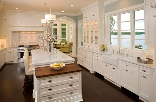 absolutes no-go der renovierung weiße küchenmöbel glänzende marmor arbeitsplatte