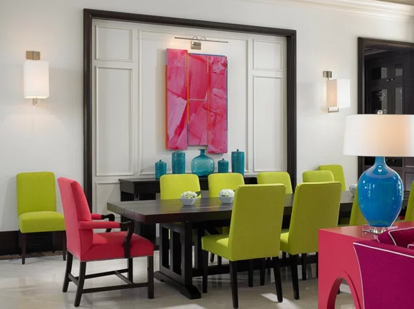 attraktive farbpalette im interior grün rosa essstühle tisch