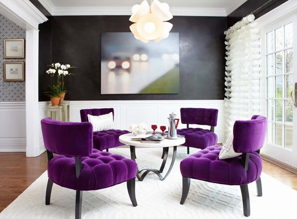 ausgefallenes Interior Design - Akzent setzende Stühle lila samt