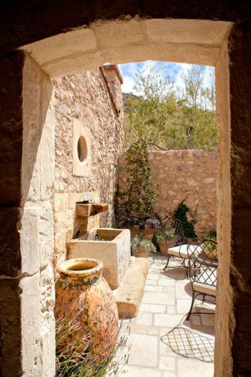 außenbereich im italienischen stl exterieur steine steinmauer pflanzen