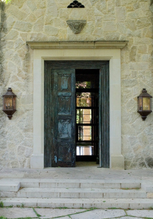 außenbereich im italienischen stil tür holz rustikal wandlampen