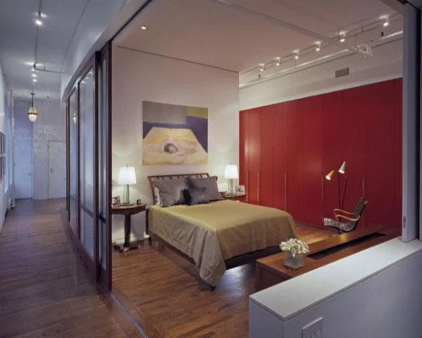 beeindruckende glas schiebetüren schlafzimmer rot wände