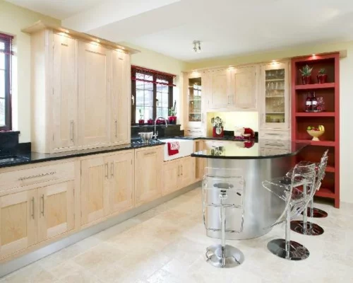 beleuchtung design küche rot acryl stühle weiß decke