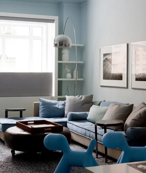 blaue gemütliche einrichtung wohnzimmer bogen stehlampe glanzvoll