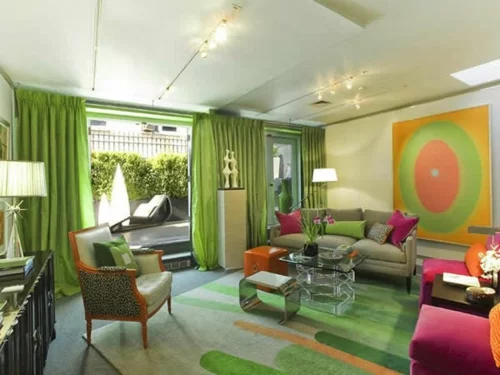 bunt grün einrichtung wohnzimmer gardinen sofa sessel rosa grau