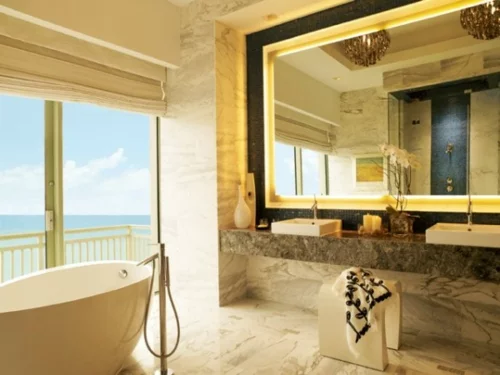 coole Bilder von Badezimmern badewanne fensterladen spiegel