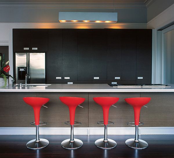 coole rote farbe für die küche mit stylischen barstühlen