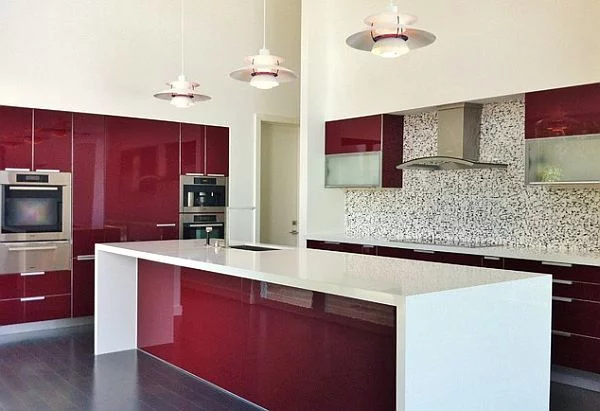 coole rote farbe für die küche weinrot und weiß mit mosaik fliesenspiegel