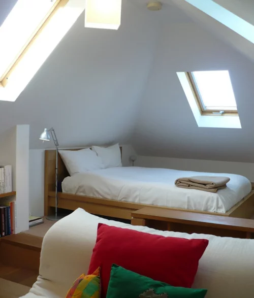 cooles mini apartment schlafzimme dachfenster bett