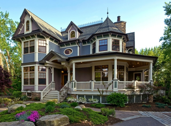 das ideale haus im viktorianischen stil mit gemütlischer überdachter terrasse