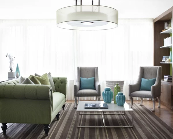 dekoration kleiner räume fein gestreifter teppich pastellgrünes sofa und türkis akzente