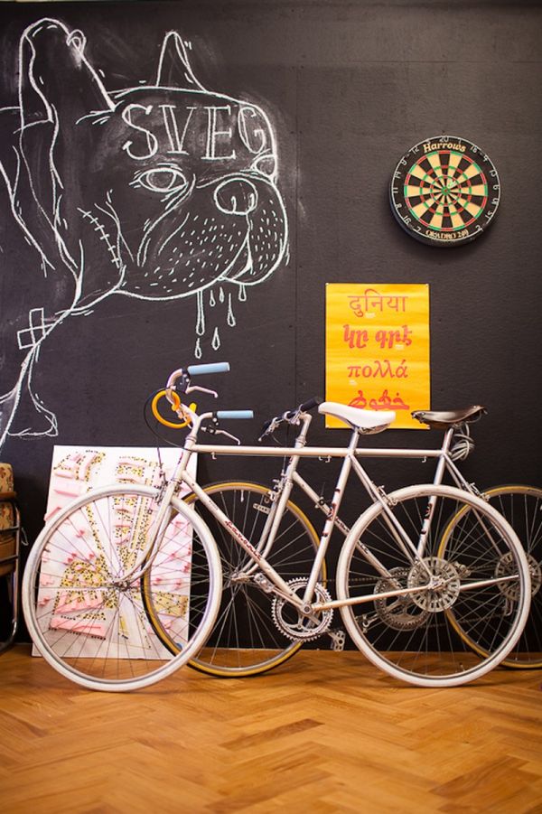 dekorativ fahrräder tafel wandgestaltung schwarz holz bodenbelag