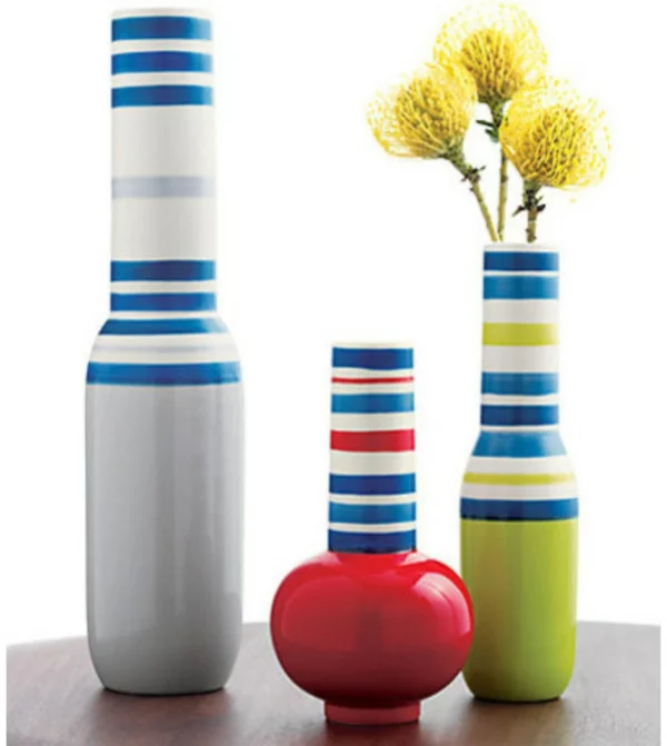 designer artikel in kobaltblau gestreifte vasen