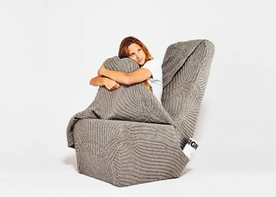 designer stuhl mit wolldecke kuschelig warm