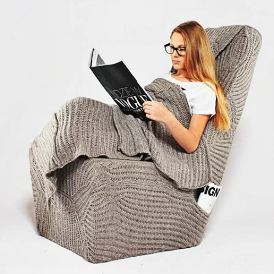 designer stuhl mit wolldecke perfekt zum lesen