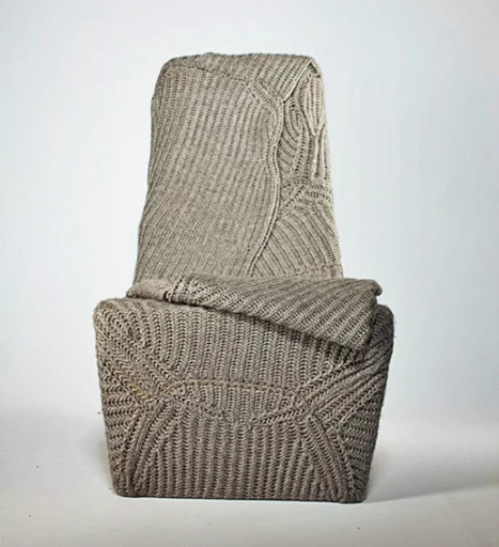 designer stuhl mit wolldecke von vorne aufgenommen