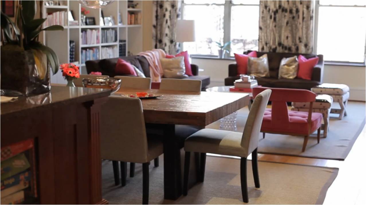 designer wohnung mit rosa akzenten tolles sofa mit ausgefallenen Sesseln