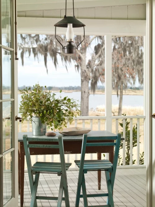 die veranda im sommer gestalten sitzecke esstisch stühle rustikal