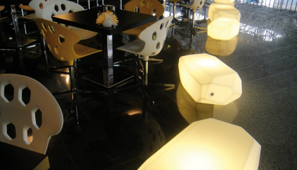 durchsichtige möbel aus kunststoff leuchtend im restaurant