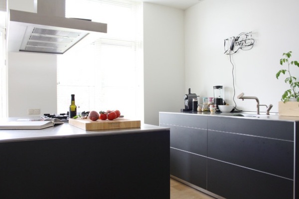 eine wohnung mit schwung minimalistisches küchendesign geräumige küchenplatte