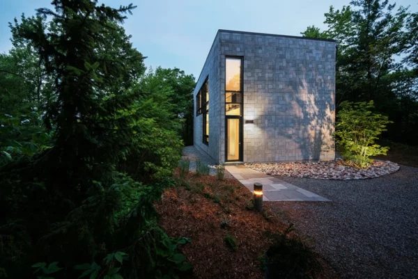 einzigartiges haus in quebec mit kleinem feng shui garten an der seite