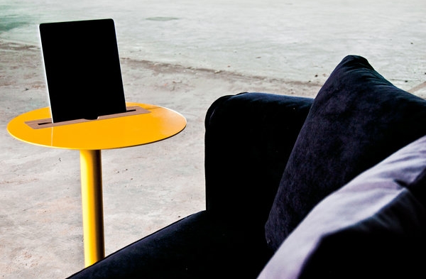 ergonomische möbel und technologie der zukunft beistelltisch gelb klein sofa