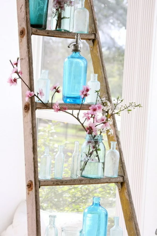 esszimmer dekoration im sommer schmale holztreppe mit zarten blüten