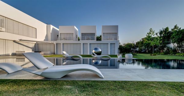 extravagantes familienhaus flacher pool ovale ergonomische liege