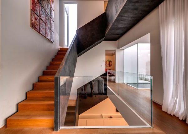 extravagantes familienhaus graue treppengeländer und viel massives glas