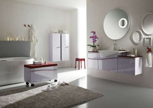feminine badezimmer weiß weich teppich kommode rund spiegel