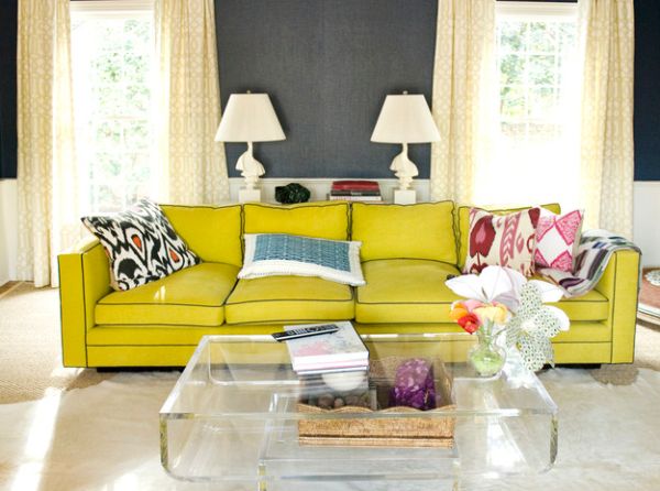 frische akzente setzen neongelbes sofa bunte florale kissenmuster