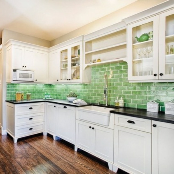 grüne trend küche fliesenspiegel in smaragdgrün und weiße möbel