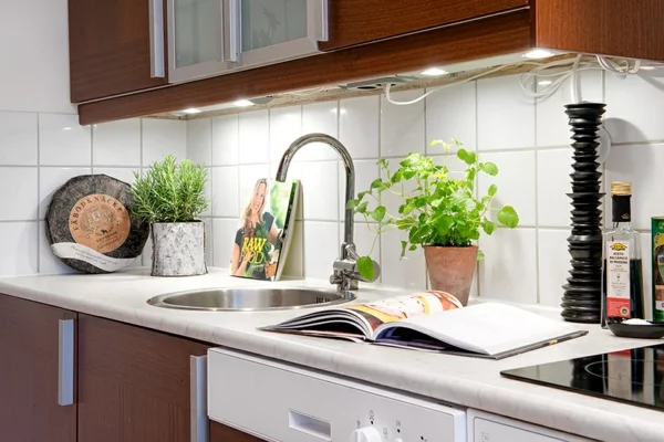 helles gemütlich möbliertes apartment küchenfliesen weiß