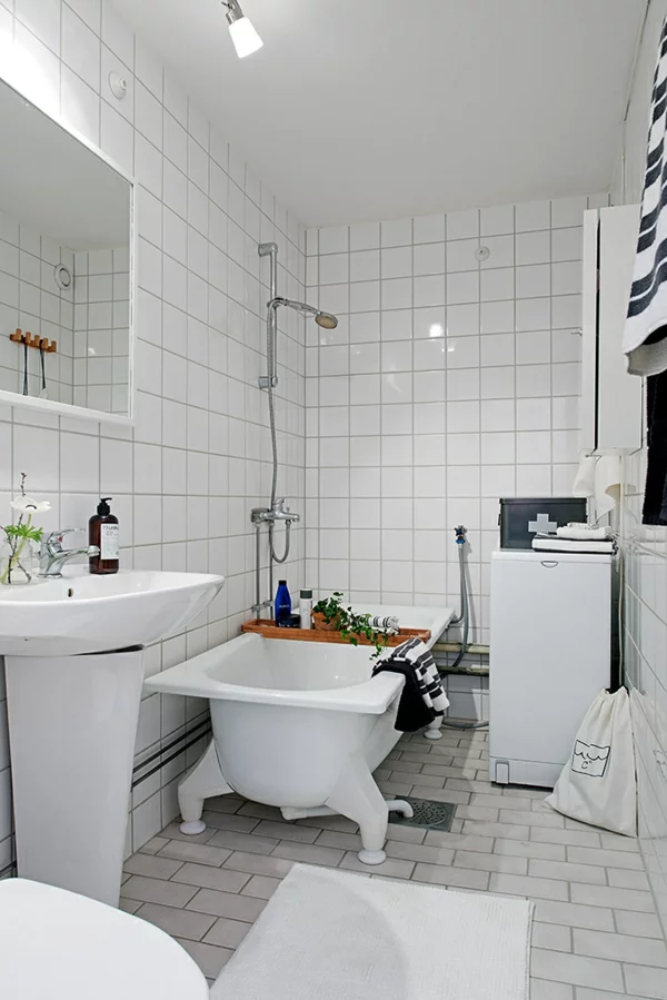 helles gemütlich möbliertes apartment weiß fliesen badezimmer