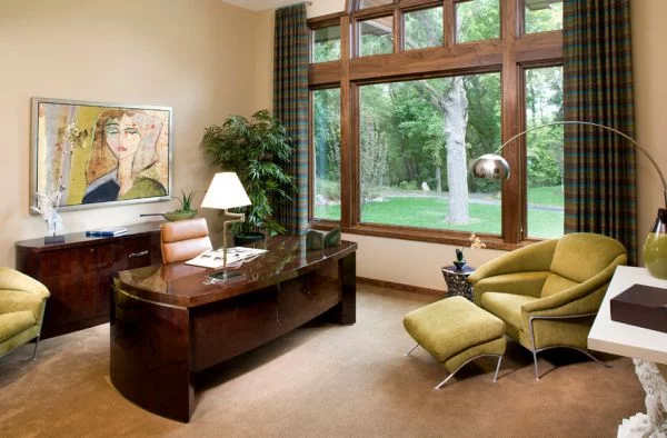 home office design holz lackiert bürotisch sessel bogen stehlampe