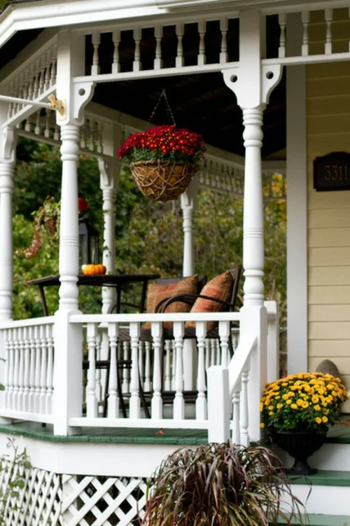 hängende Blumentöpfe auf der Veranda design gestaltung rot