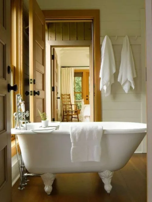 interior design im landhausstil einrichten badewanne tücher bad