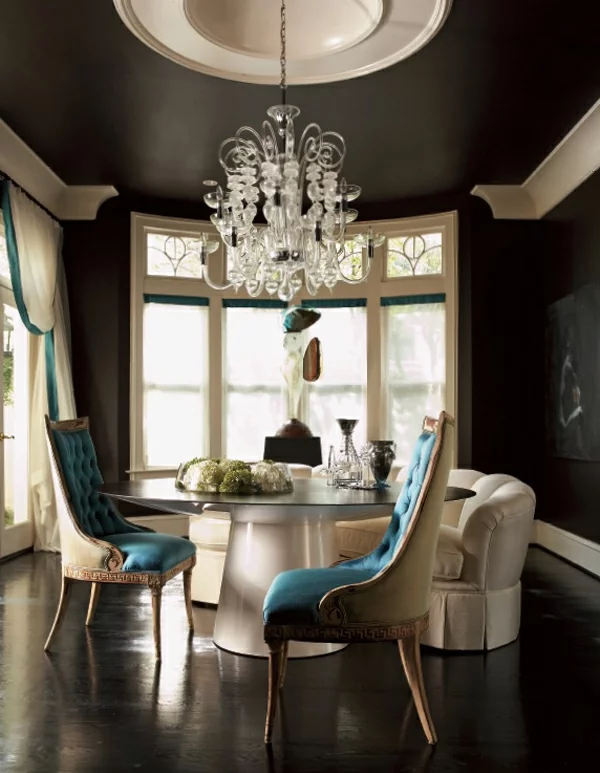 interior design mythen kristallkronleuchter himmelblau gepolsterte sessel
