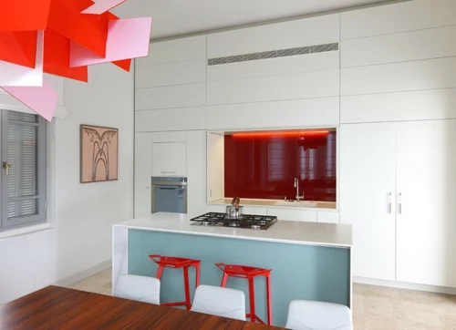 Interior Designs in Rot, Weiß und Blau idee küche minimalistisch