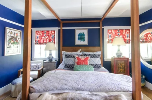 Interior Designs in Rot, Weiß und Blau idee schlafzimmer holzrahmen