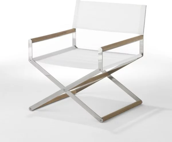 klappstuhl im sommer in weiß minimalistisches design