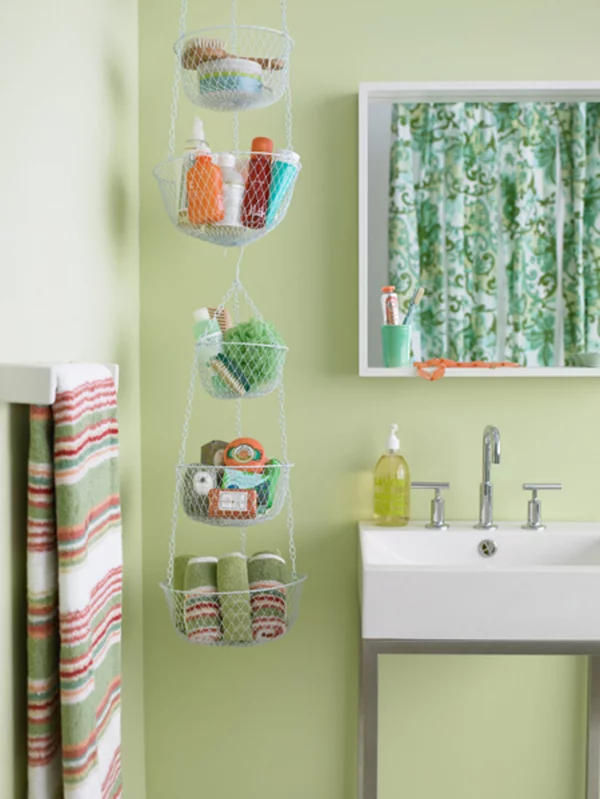 kreative badezimmer gestaltung aufbewahren hängen grün wand