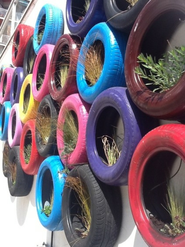 kreative gummi recycling ideen bunte reifen für den wand garten