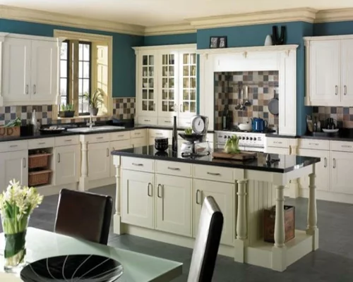küchenarbeitsplatten blau wand bemalt stühle tisch blumenvase