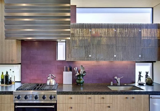 lila farbpalette in der küche glanzvoll küchenfliesen rückwand kochherd