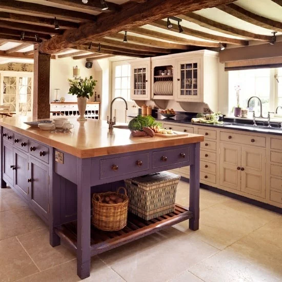 lila farbpalette in der küche glanzvoll kücheninsel rustikal design