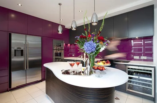 lila farbpalette in der küche insel hängelampen purpurrot