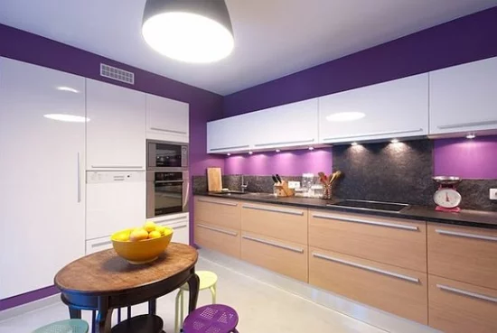 lila farbpalette in der küche küchenrückwand schrank holz