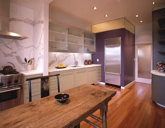 lila farbpalette in der küche massiv holz esstisch wandregale glas